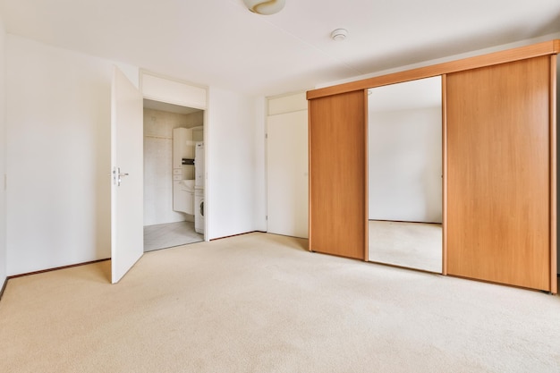 Interior de habitación espaciosa con muebles de almacenamiento