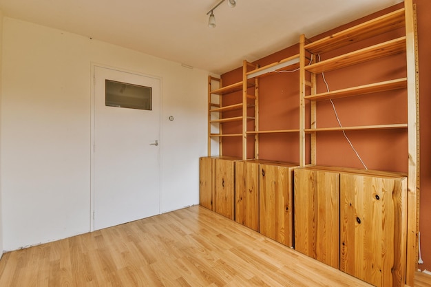 Foto interior de habitación espaciosa con muebles de almacenamiento