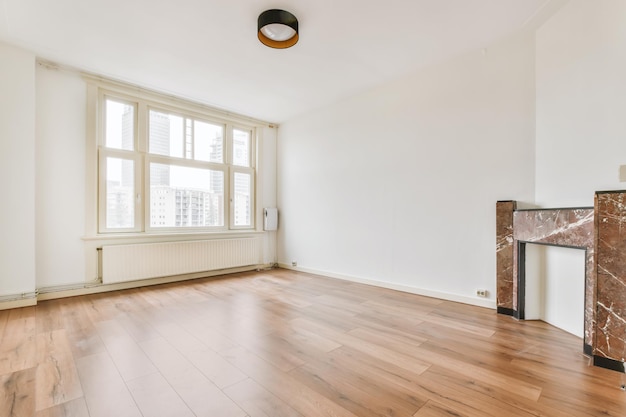 Interior de una habitación con grandes ventanales.