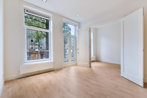 Interior de una habitación con grandes ventanales.