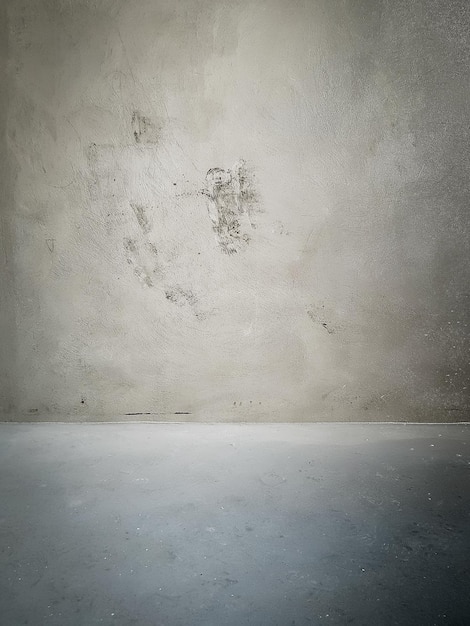 Interior de habitación grunge sin decoración en colores grises