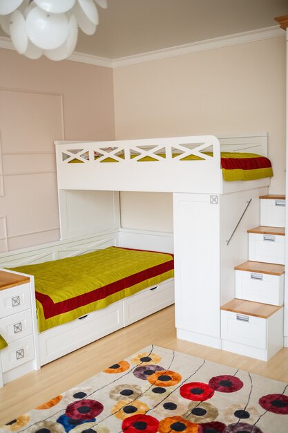 Foto interior de una habitación infantil con muebles blancos. solución de reparación moderna