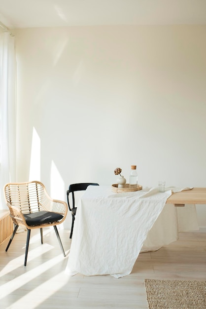 El interior de una habitación luminosa en un día soleado, un jarrón sobre la mesa