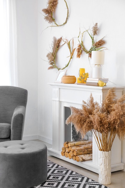 Foto interior de habitación moderna con chimenea