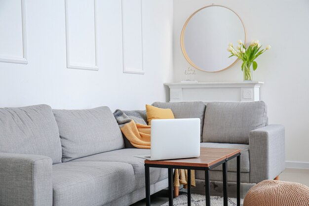 Interior de una habitación moderna con un cómodo sofá y chimenea.