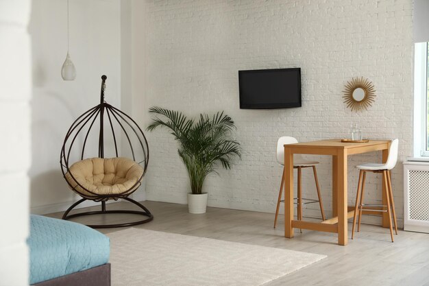 Interior de la habitación moderna con muebles elegantes y cómodos