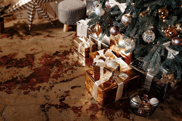 El interior de la habitación en Navidad y Año Nuevo está decorado con regalos y guirnaldas.