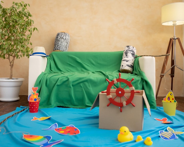 Interior de la habitación de los niños. Preparándose para el viaje de pesca de juego. Concepto de vacaciones de verano