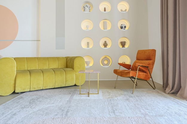 Interior de la habitación de planta abierta moderna en estilo futurista en colores pastel con decoración gráfica de la pared. techos muy altos y un ventanal enorme. muebles suaves y elegantes con elementos metálicos dorados