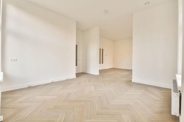 El interior de una habitación vacía abierta en un estudio con una decoración blanca