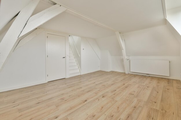 Interior de la habitación vacía del ático con ventana