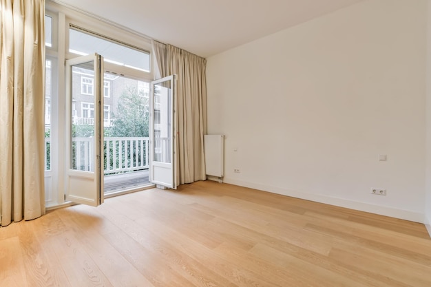 Interior de una habitación vacía con balcón.