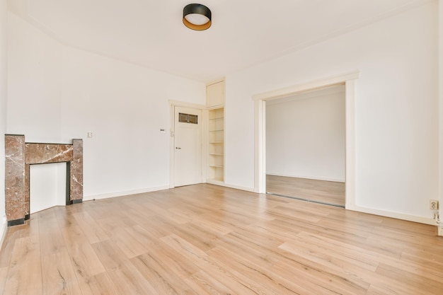 Interior de la habitación vacía a la luz del día