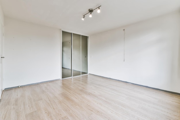 Interior de la habitación vacía con piso de parquet