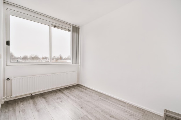 Interior de habitación vacía con ventanas.