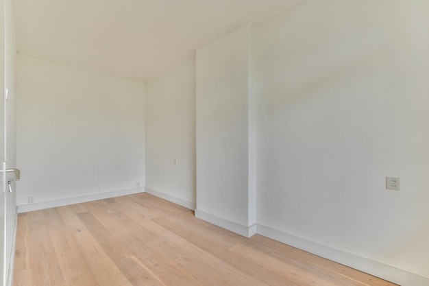 Interior de habitación vacía con ventanas.