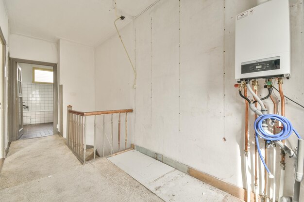 Interior de habitación vacía con ventanas.