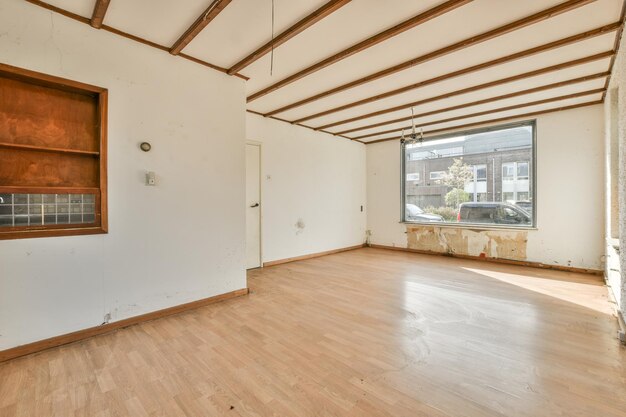 Interior de habitación vacía con ventanas.