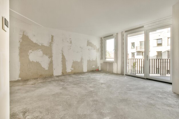 Interior de habitación vacía con ventanas.