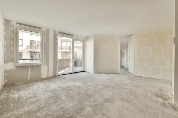 Interior de habitación vacía con ventanas.