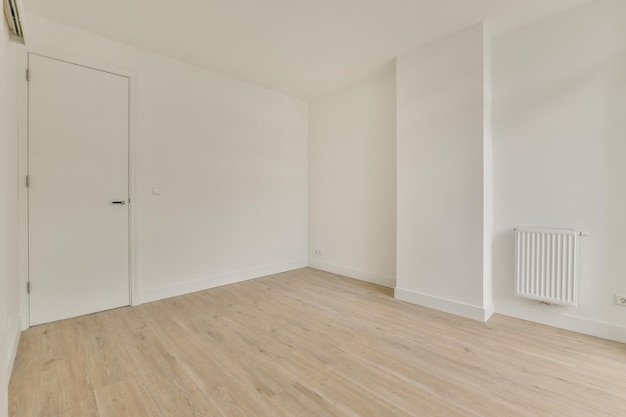 Interior de habitación vacía con ventanas.