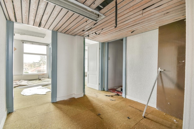 Interior de habitación vacía con ventanas.