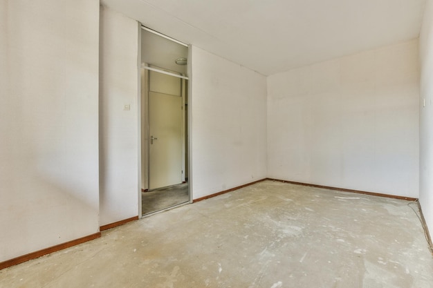 Interior de habitación vacía con ventanas.