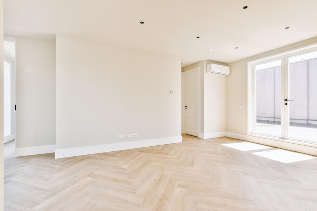 Interior de habitación vacía con ventanas.