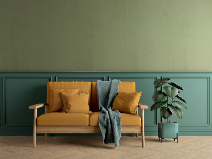 Interior de habitación verde con planta de caucho de sofá amarillo y piso de madera