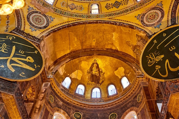 El interior de Hagia Sophia Ayasofya Estambul Turquia