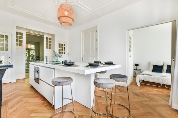 Interior de una hermosa cocina de una casa de élite