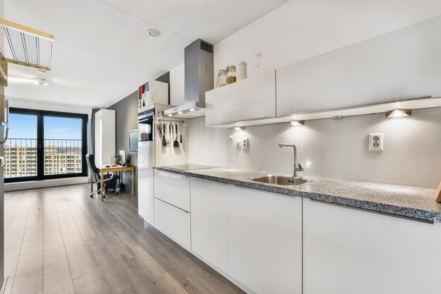 Interior de una hermosa cocina de una casa de élite