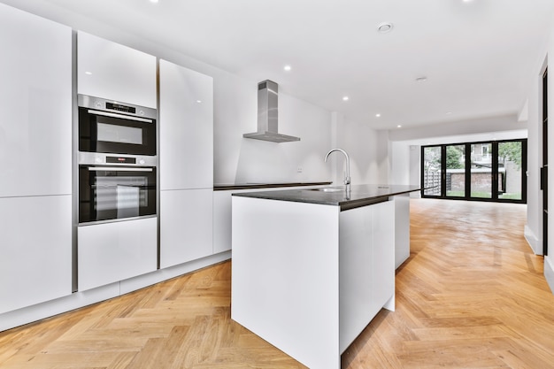 Interior de una hermosa cocina de una casa de élite