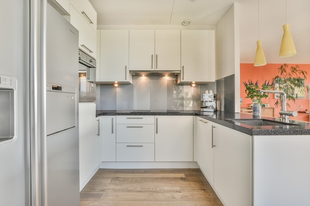 Interior de una hermosa cocina de una casa de élite