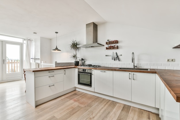 Foto interior de una hermosa cocina de una casa de élite