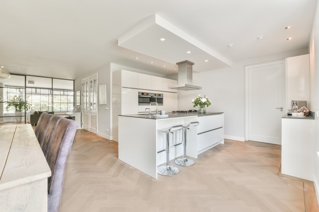 Interior de una hermosa cocina de una casa de élite