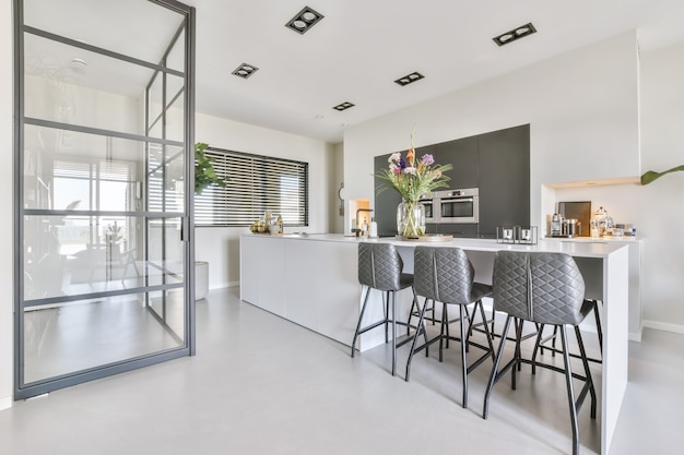 Interior de una hermosa cocina de una casa de élite