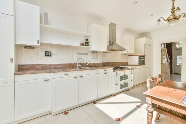 Interior de una hermosa cocina de una casa de élite