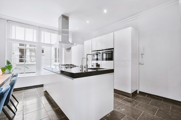 Interior de una hermosa cocina de una casa de élite