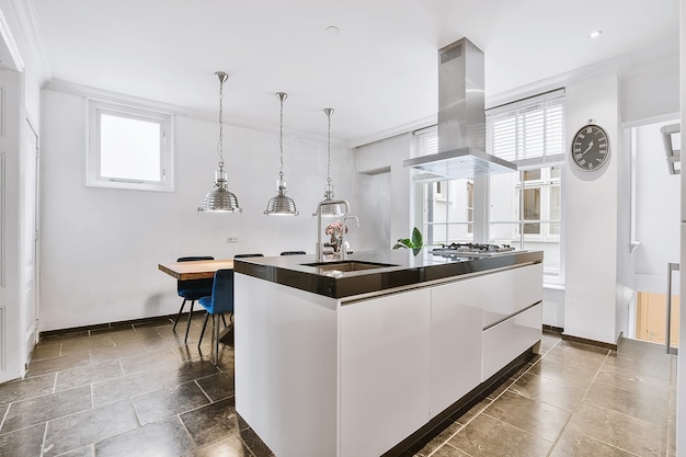 Interior de una hermosa cocina de una casa de élite