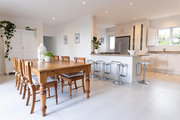 El interior de una hermosa cocina grande y moderna con comedor