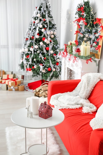 Interior de hermosa habitación con adornos navideños