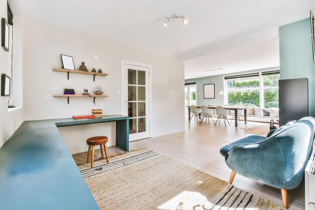 El interior de una hermosa habitación con un sillón azul.