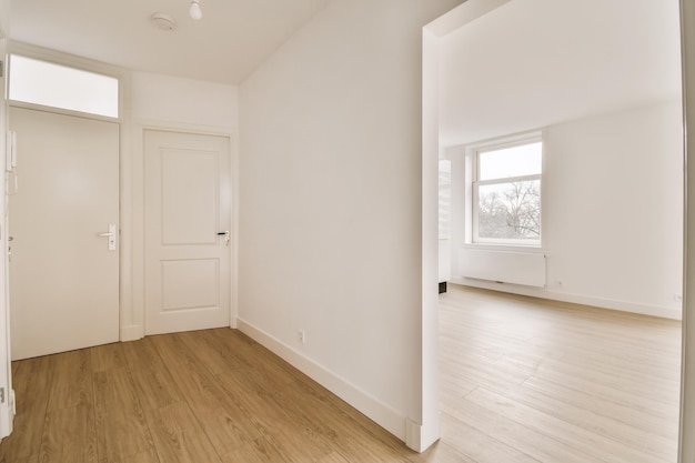 El interior de una hermosa habitación con suelos de parquet.