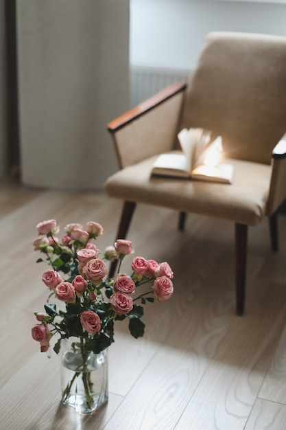 Interior de la hermosa sala de estar decorada con flores.