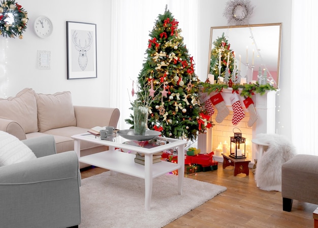 Foto interior del hermoso salón decorado para navidad