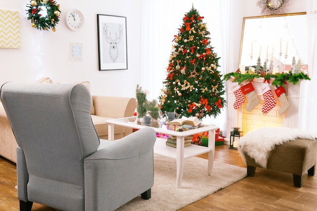 Interior del hermoso salón decorado para Navidad