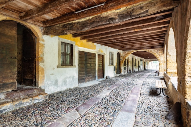 Interior de la histórica calle porticada de Averara