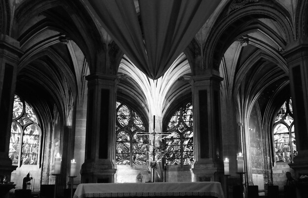 Foto el interior de la histórica iglesia de saint severin en parís