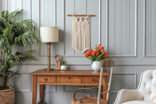 Interior del hogar con flores colgantes en la pared de macrame en una mesa y silla de madera en vaso